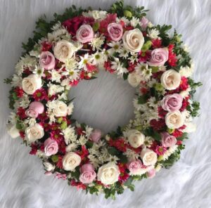 corona funebre rosas de colores pompones y follajes  floristerias en cartagena