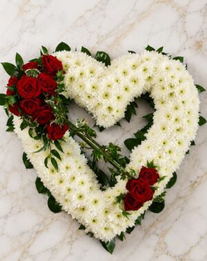 corona funebre corazon con rosas rojas en cartagena